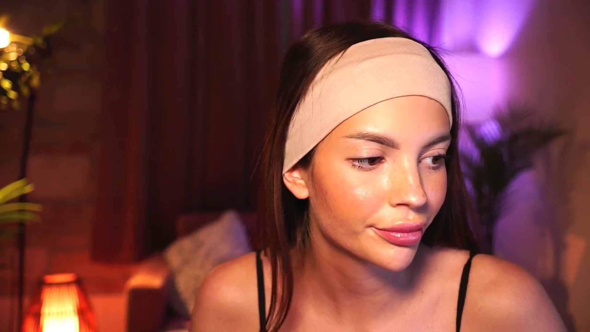 Gallery image thumbnail from hollydollly_'s myfreecams stream on, 05/31/2025, 17:30 image 12 of 20