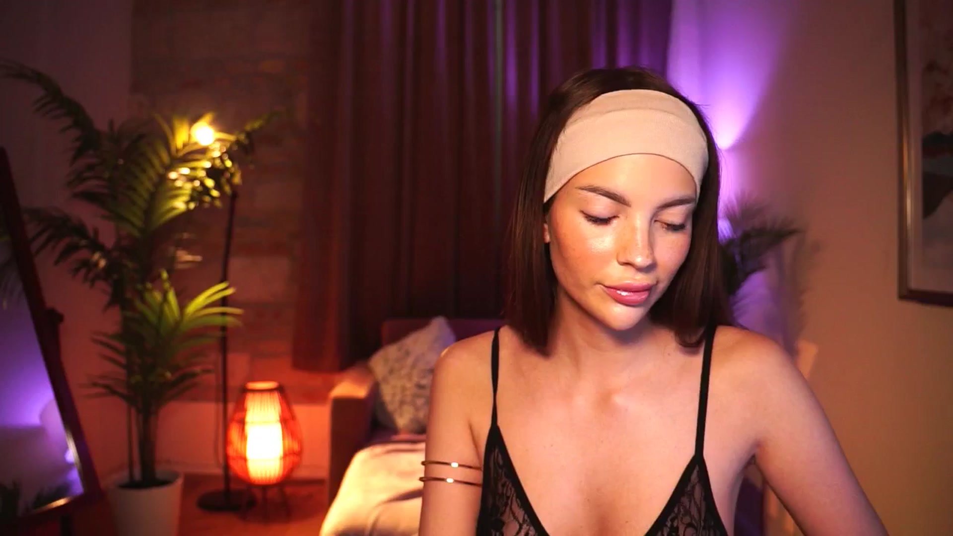 Gallery image thumbnail from hollydollly_'s myfreecams stream on, 05/31/2025, 17:30 image 2 of 20