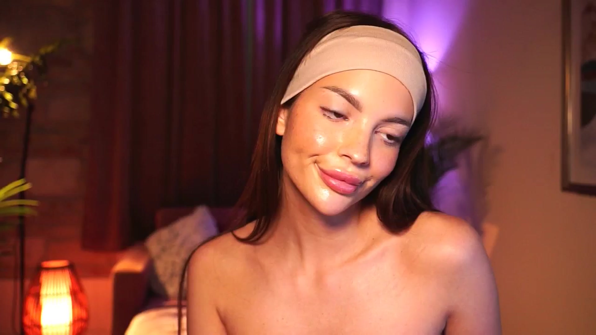 Gallery image thumbnail from hollydollly_'s myfreecams stream on, 05/31/2025, 17:30 image 7 of 20