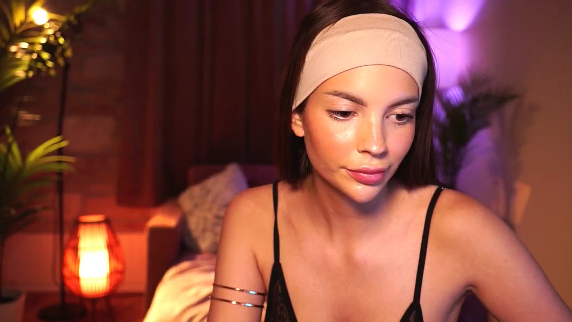 Gallery image thumbnail from hollydollly_'s myfreecams stream on, 05/31/2025, 17:30 image 17 of 20