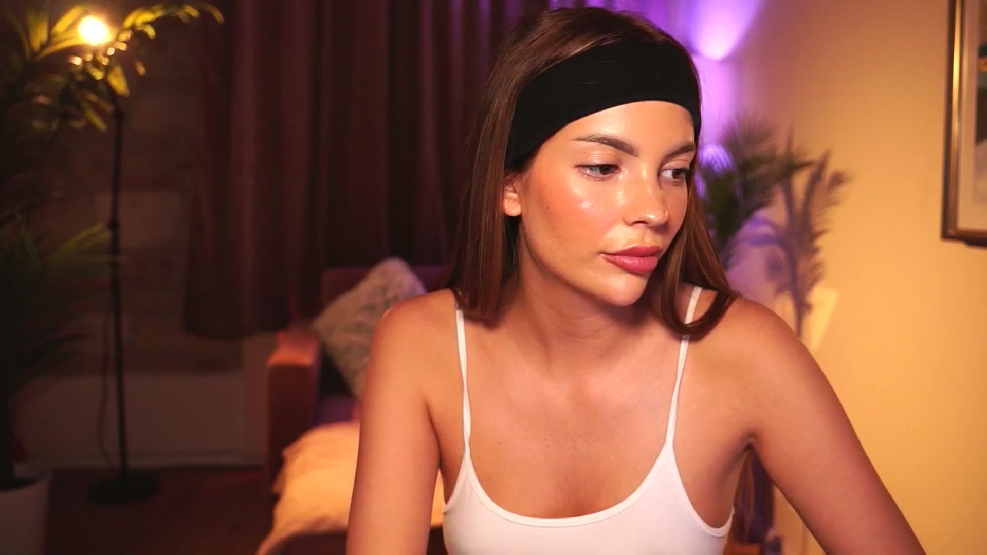 Gallery image thumbnail from hollydollly_'s myfreecams stream on, 06/16/2025, 19:57 image 16 of 20