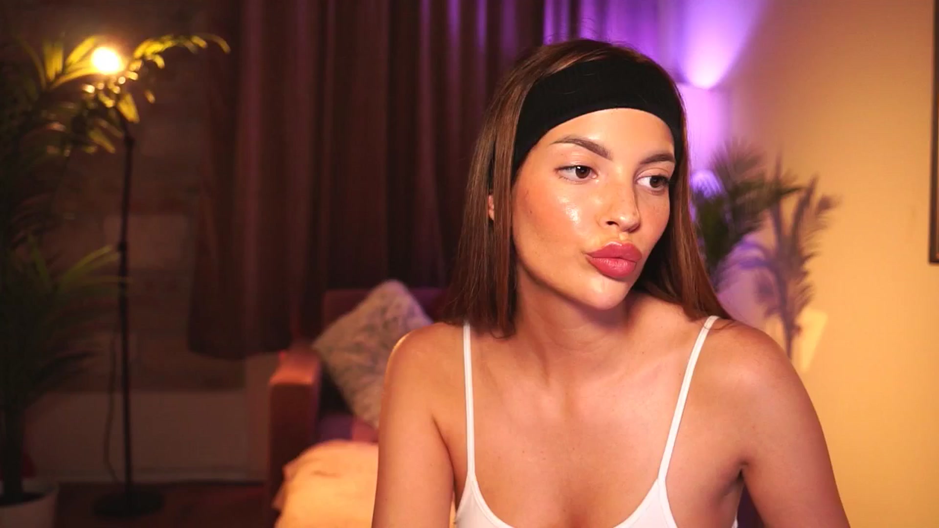 Gallery image thumbnail from hollydollly_'s myfreecams stream on, 06/16/2025, 19:57 image 4 of 20