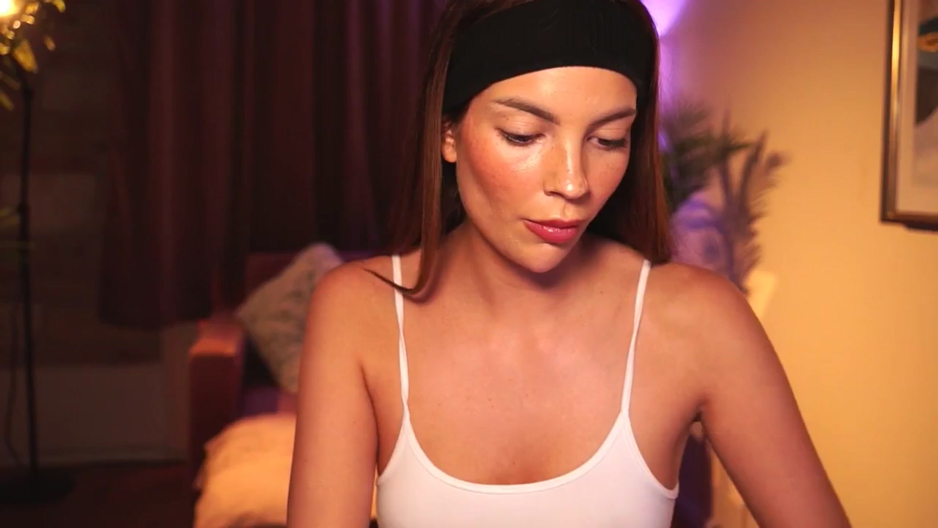 Gallery image thumbnail from hollydollly_'s myfreecams stream on, 06/16/2025, 19:57 image 20 of 20