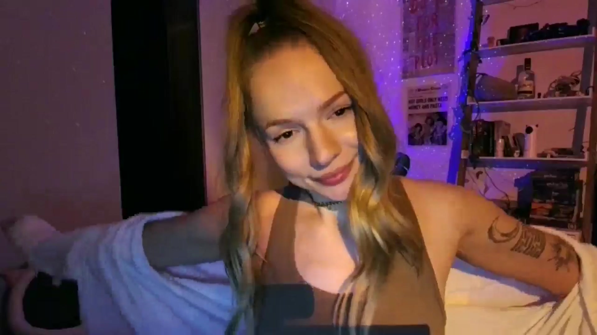 Gallery image thumbnail from hollyjolly's myfreecams stream on, 11/16/2025, 22:42 image 19 of 20