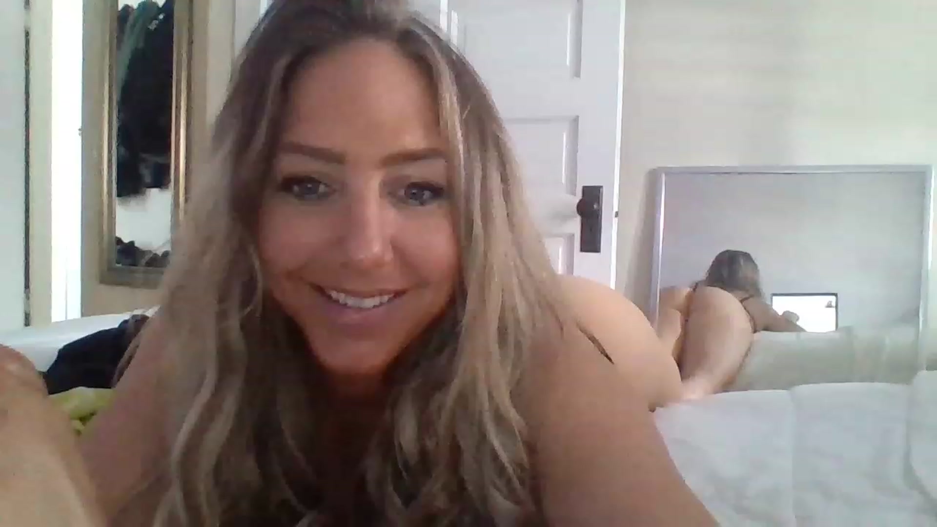 Gallery image thumbnail from hollywoodhot1's myfreecams stream on, 03/09/2023, 16:29 image 13 of 20
