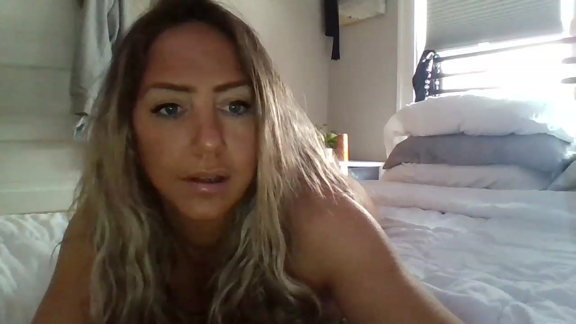 Gallery image thumbnail from hollywoodhot1's myfreecams stream on, 03/22/2023, 16:10 image 18 of 20