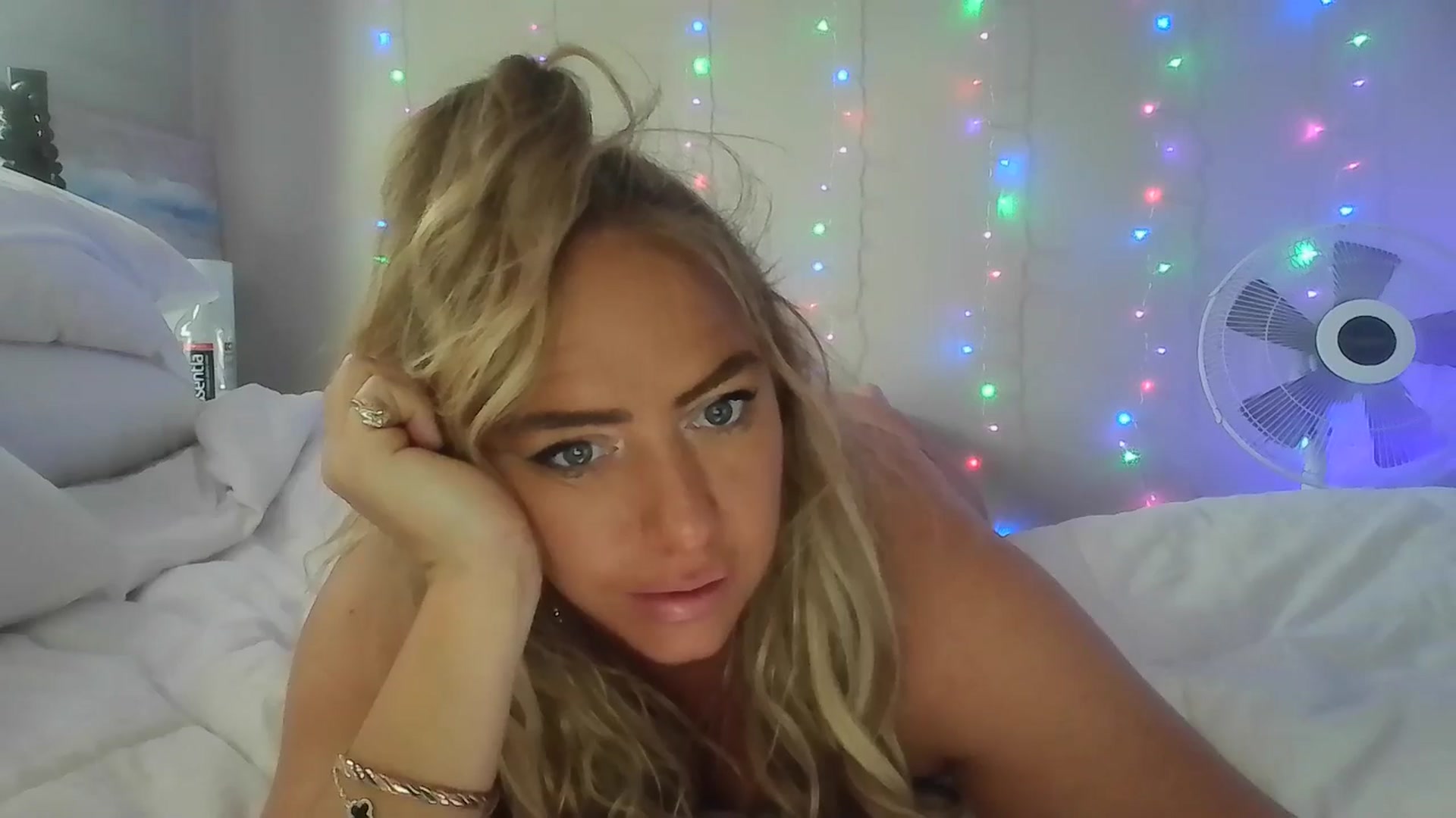 Gallery image thumbnail from hollywoodhot1's myfreecams stream on, 10/16/2024, 13:25 image 17 of 20