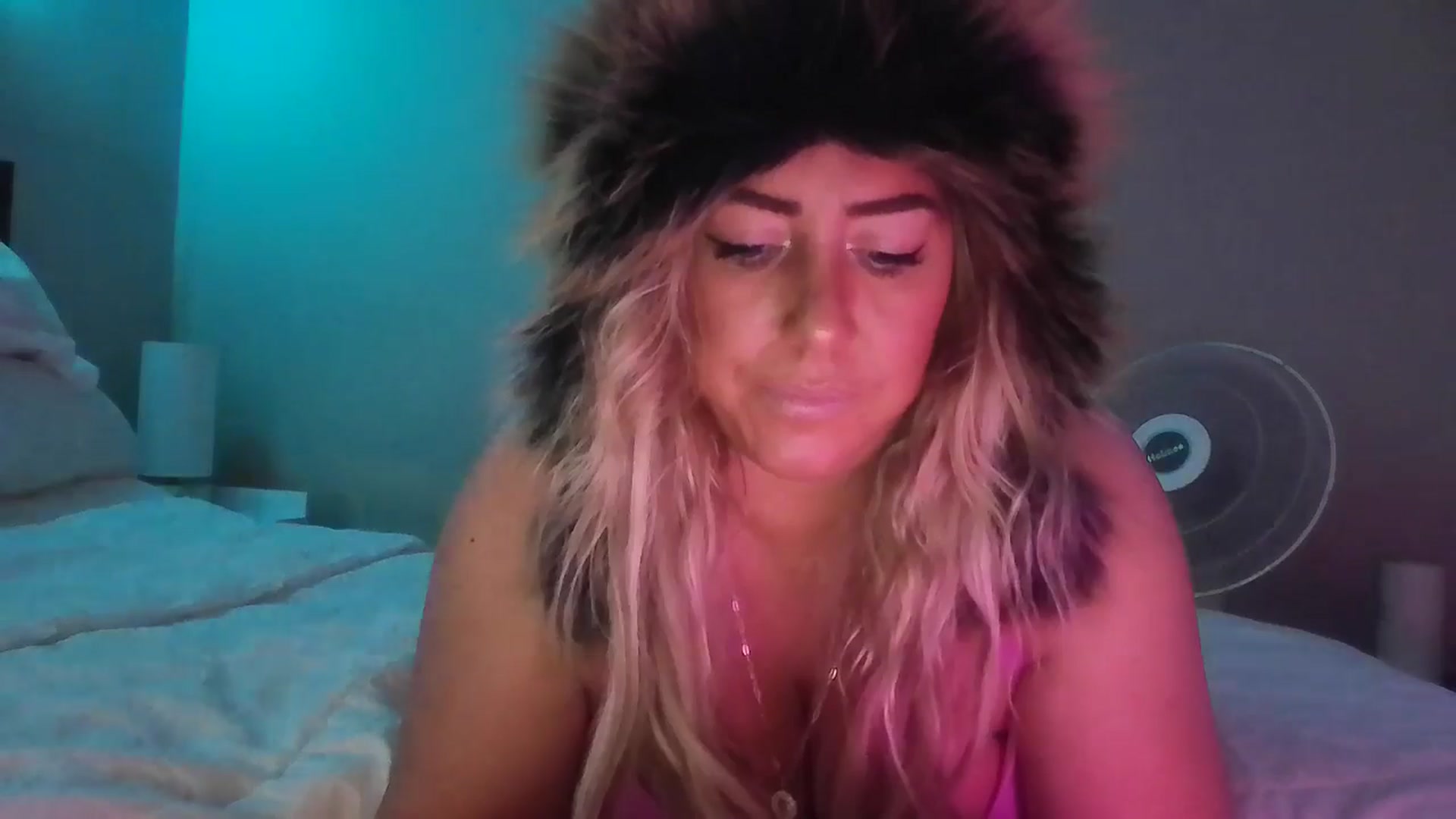 Gallery image thumbnail from hollywoodhot1's myfreecams stream on, 12/16/2024, 17:38 image 14 of 20