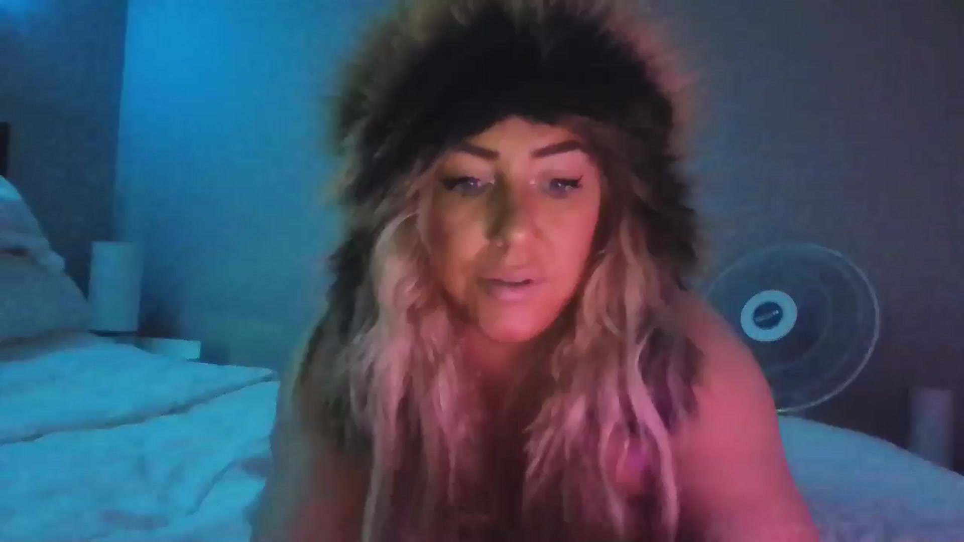 Gallery image thumbnail from hollywoodhot1's myfreecams stream on, 12/16/2024, 17:38 image 1 of 20