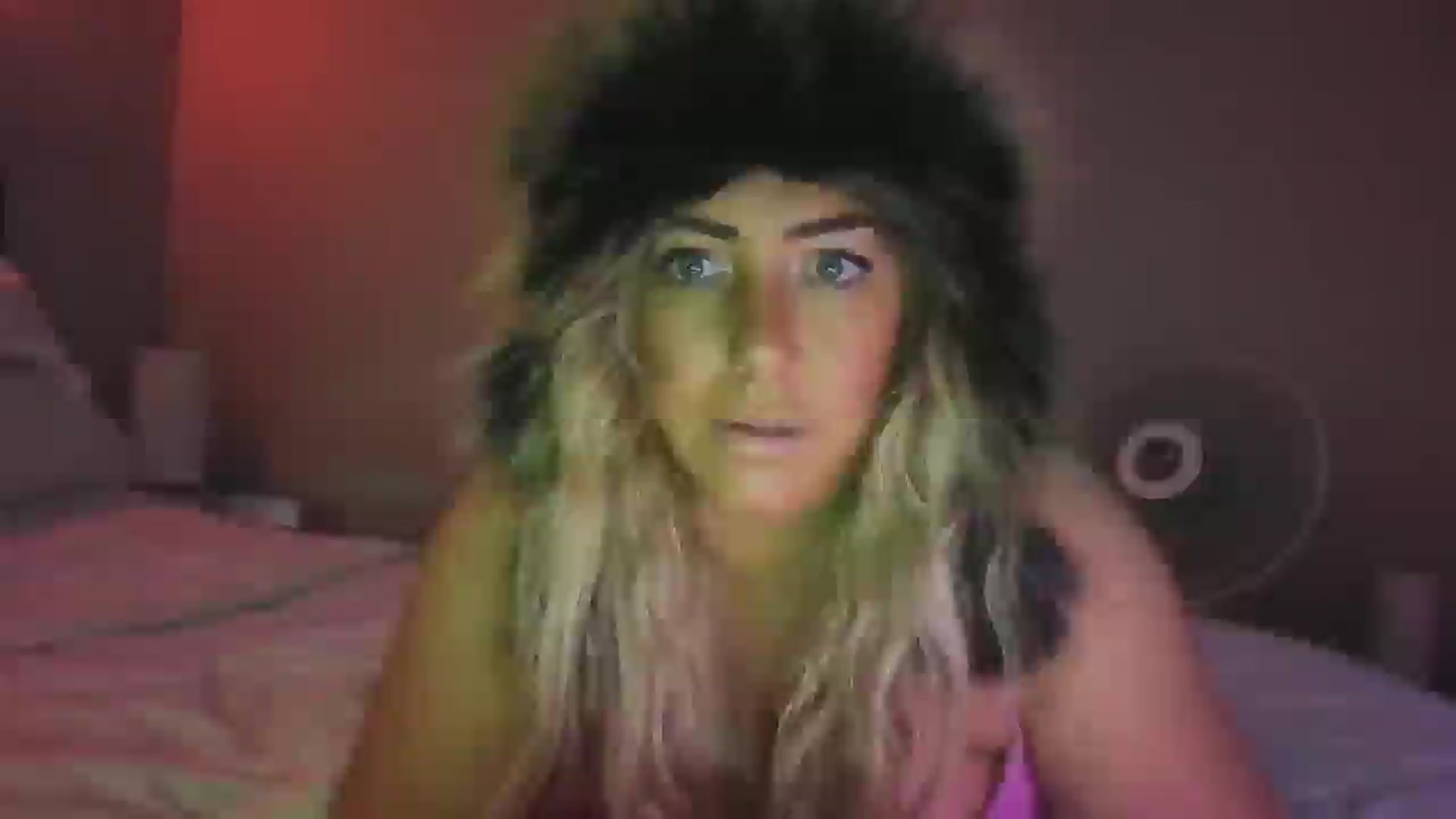 Gallery image thumbnail from hollywoodhot1's myfreecams stream on, 12/16/2024, 17:38 image 6 of 20