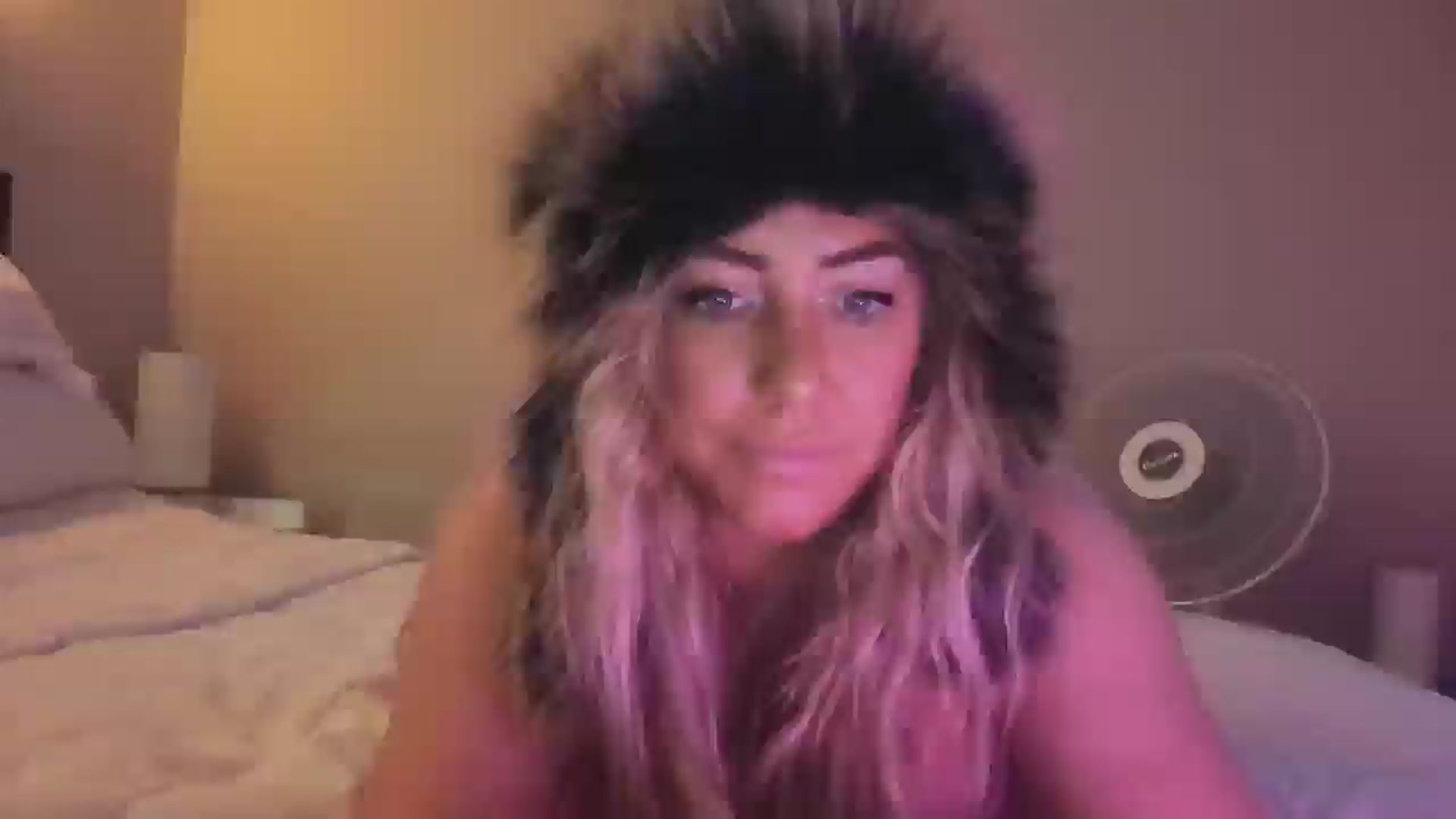 Gallery image thumbnail from hollywoodhot1's myfreecams stream on, 12/16/2024, 17:38 image 2 of 20