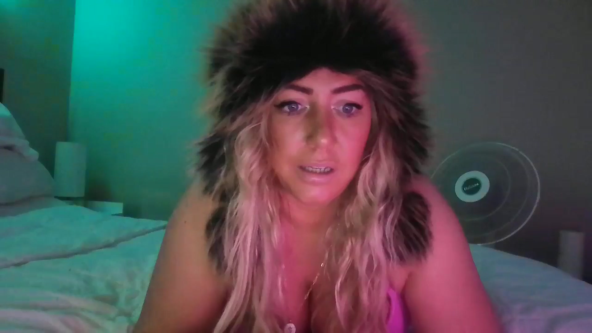 Gallery image thumbnail from hollywoodhot1's myfreecams stream on, 12/16/2024, 17:38 image 18 of 20