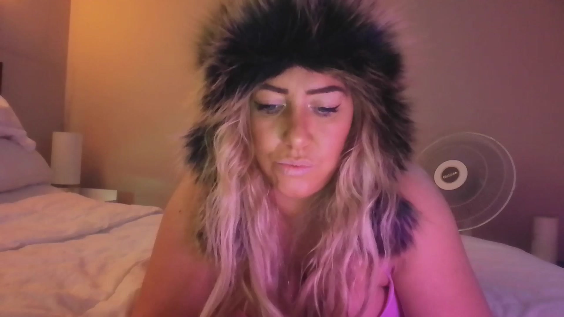 Gallery image thumbnail from hollywoodhot1's myfreecams stream on, 12/16/2024, 17:38 image 3 of 20