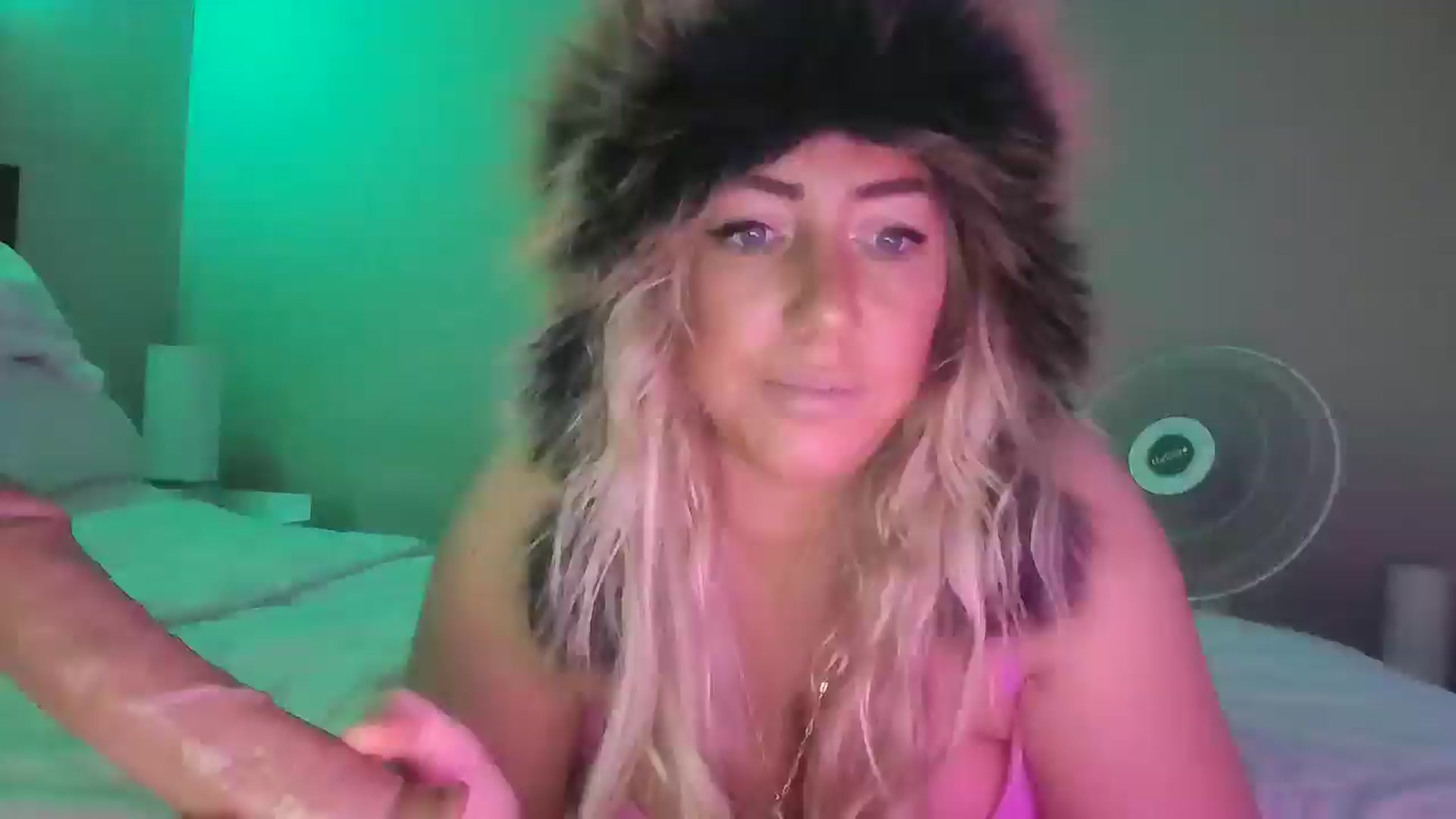 Gallery image thumbnail from hollywoodhot1's myfreecams stream on, 12/16/2024, 17:38 image 15 of 20