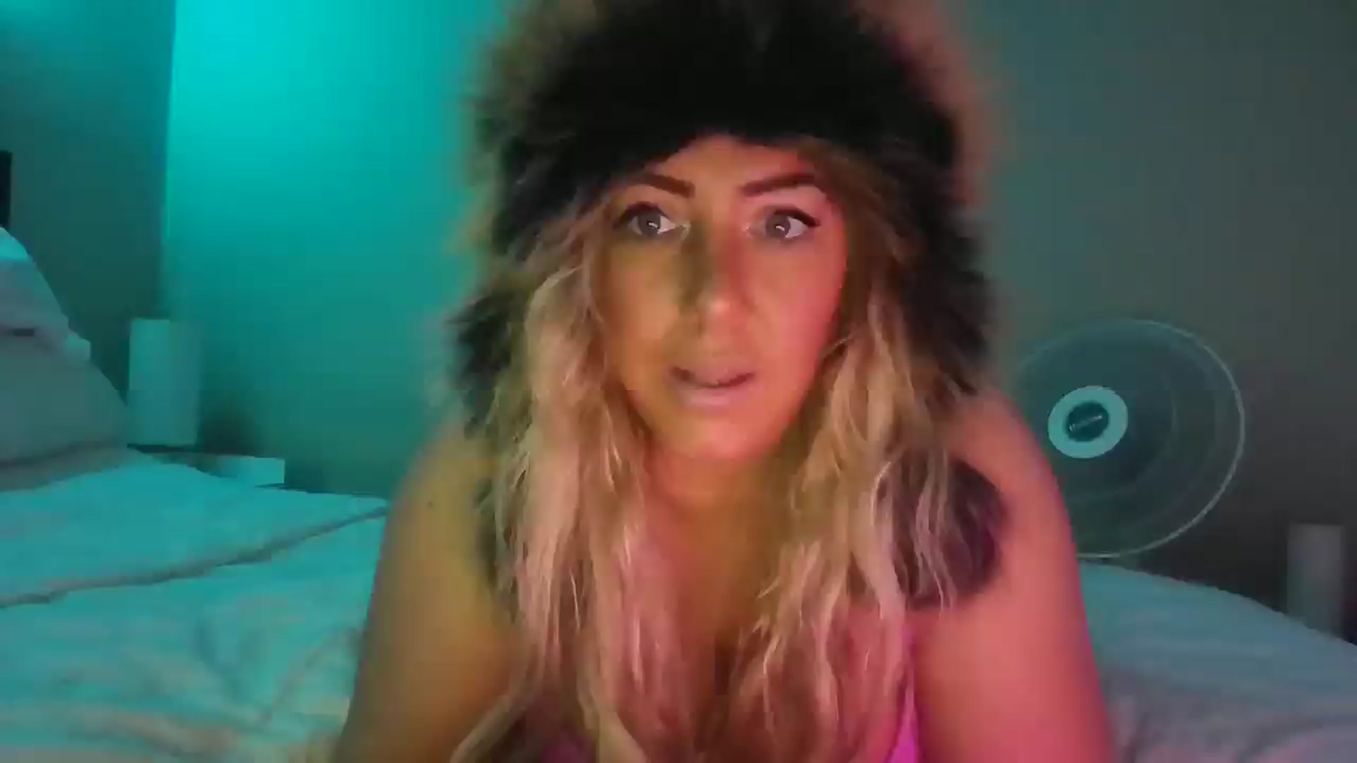 Gallery image thumbnail from hollywoodhot1's myfreecams stream on, 12/16/2024, 17:38 image 13 of 20