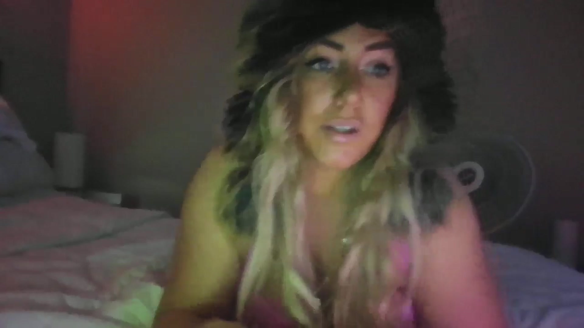Gallery image thumbnail from hollywoodhot1's myfreecams stream on, 12/16/2024, 17:38 image 10 of 20