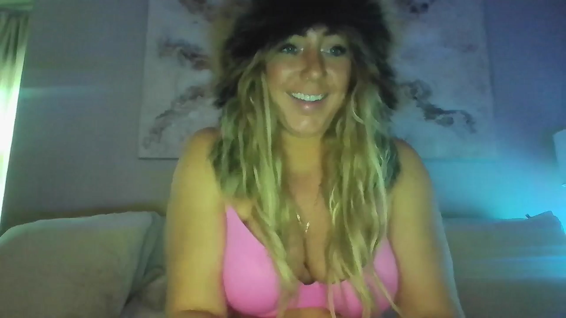 Gallery image thumbnail from hollywoodhot1's myfreecams stream on, 12/16/2024, 19:26 image 8 of 20