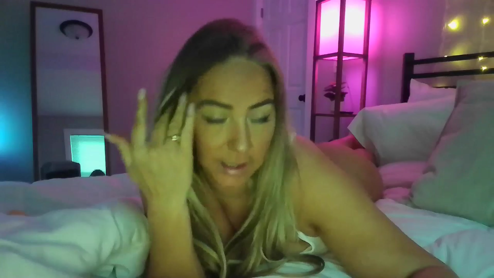 Gallery image thumbnail from hollywoodhot1's myfreecams stream on, 01/20/2025, 14:01 image 7 of 20