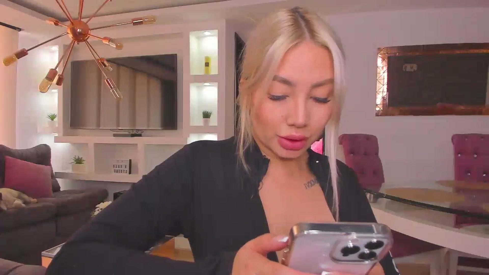 Gallery image thumbnail from holy_blonde's myfreecams stream on, 03/05/2024, 17:06 image 16 of 20