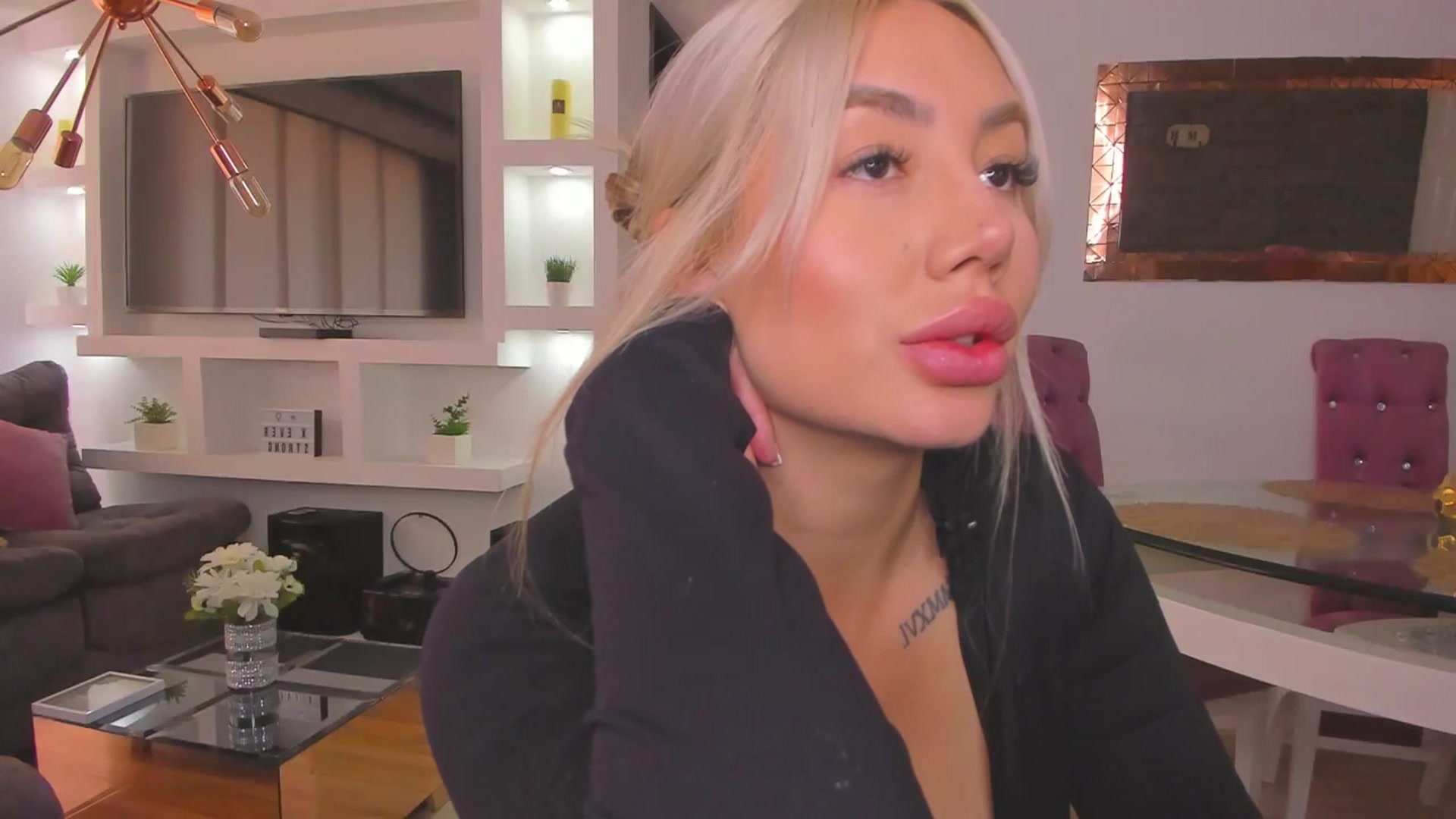 Gallery image thumbnail from holy_blonde's myfreecams stream on, 03/05/2024, 17:53 image 11 of 20
