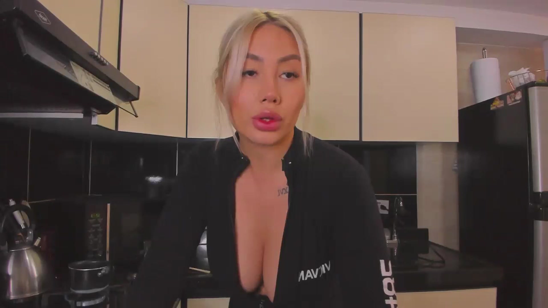 Gallery image thumbnail from holy_blonde's myfreecams stream on, 03/05/2024, 17:53 image 18 of 20