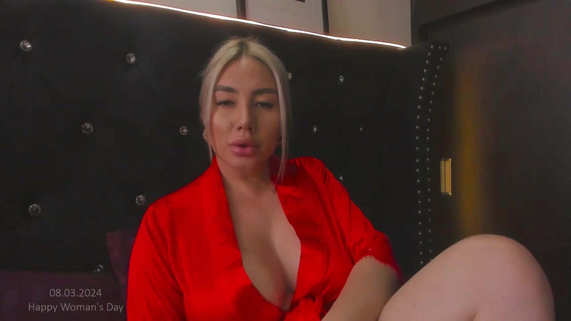 Gallery image thumbnail from holy_blonde's myfreecams stream on, 03/08/2024, 16:27 image 15 of 20