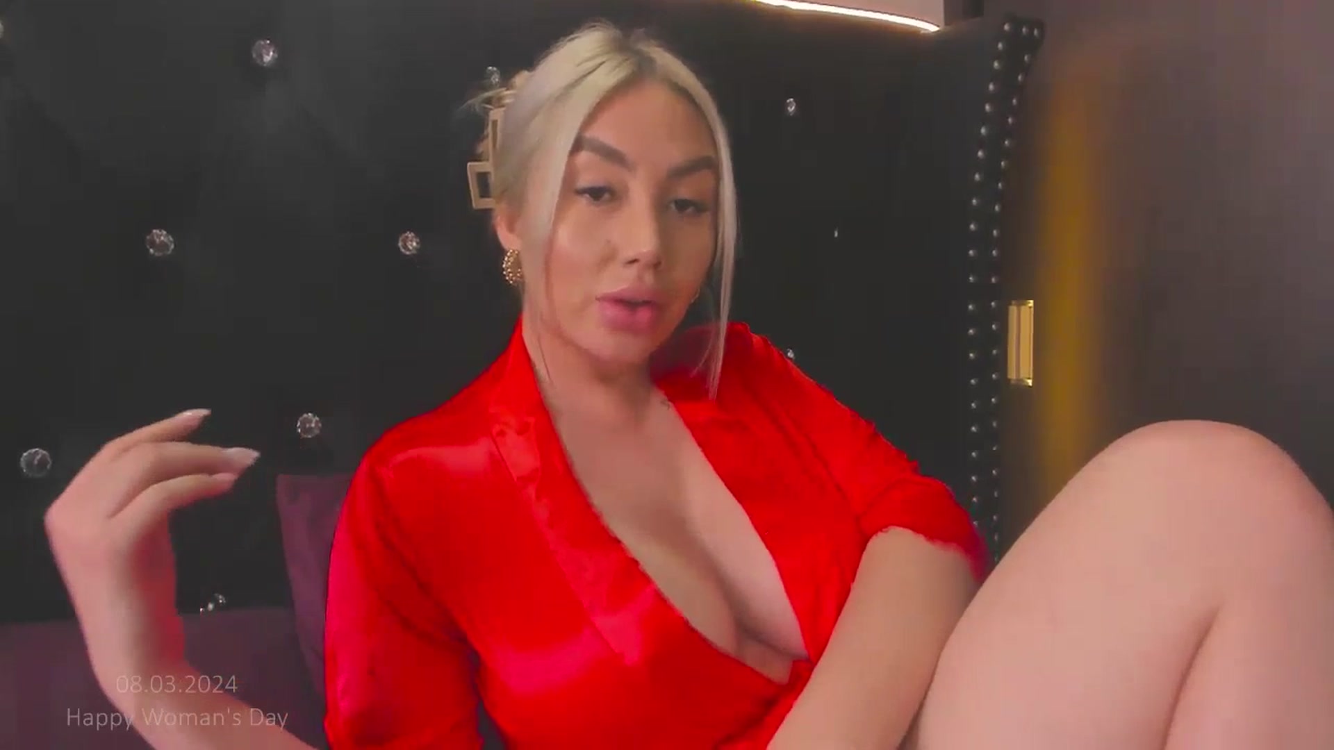 Gallery image thumbnail from holy_blonde's myfreecams stream on, 03/08/2024, 16:27 image 16 of 20