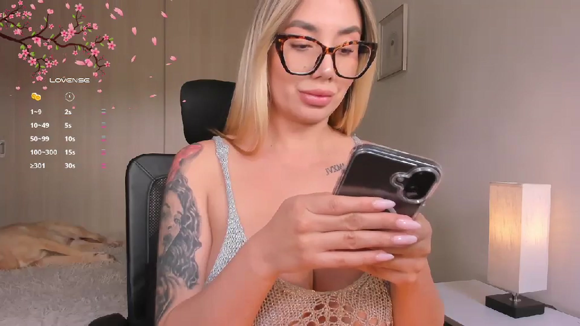 Gallery image thumbnail from holy_blonde's myfreecams stream on, 12/06/2024, 17:52 image 9 of 20