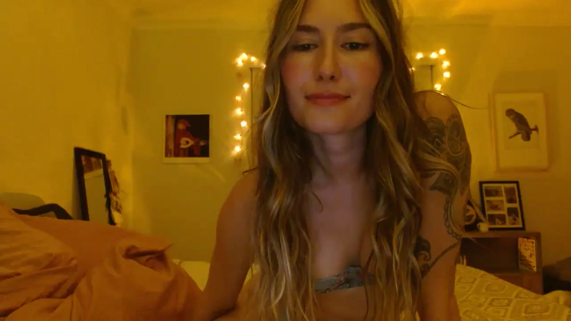 Gallery image thumbnail from honey28's myfreecams stream on, 08/17/2024, 03:40 image 19 of 20