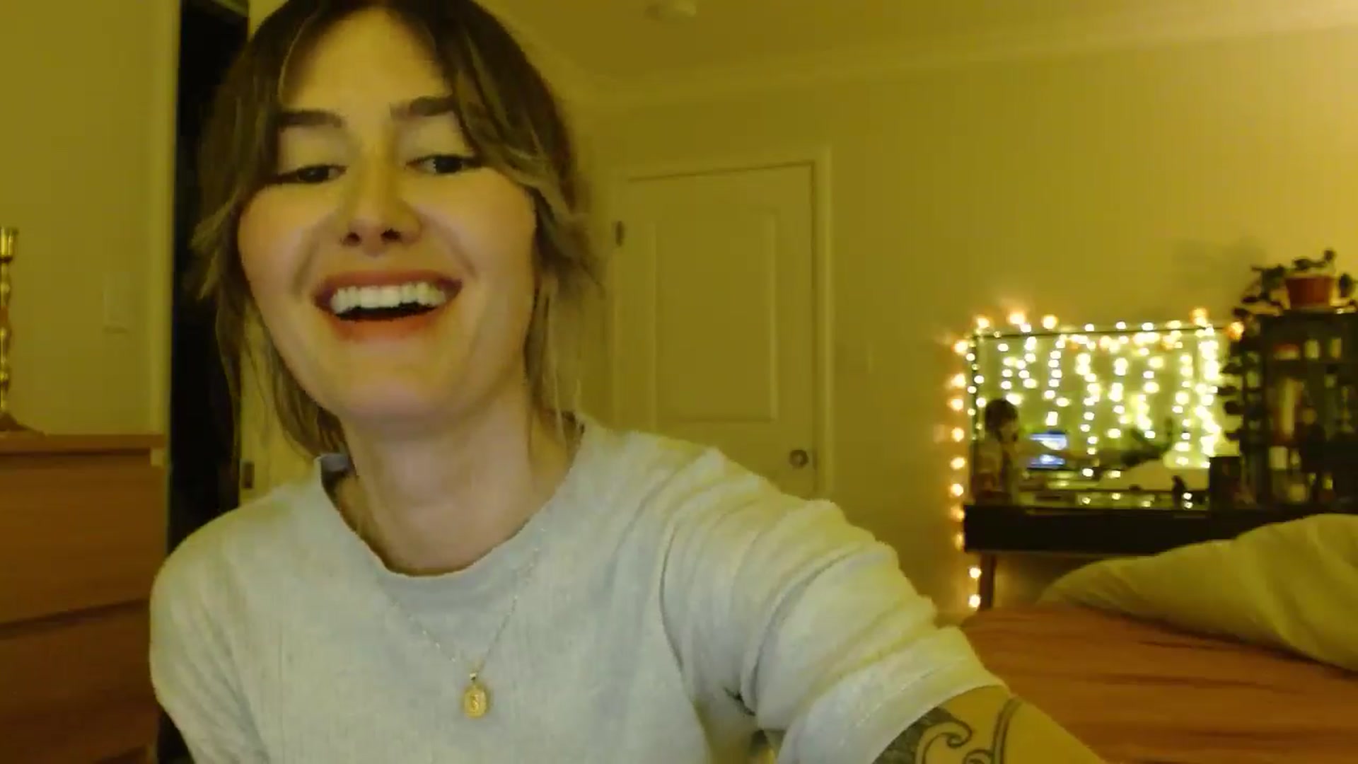 Gallery image thumbnail from honey28's myfreecams stream on, 03/25/2025, 04:34 image 3 of 20