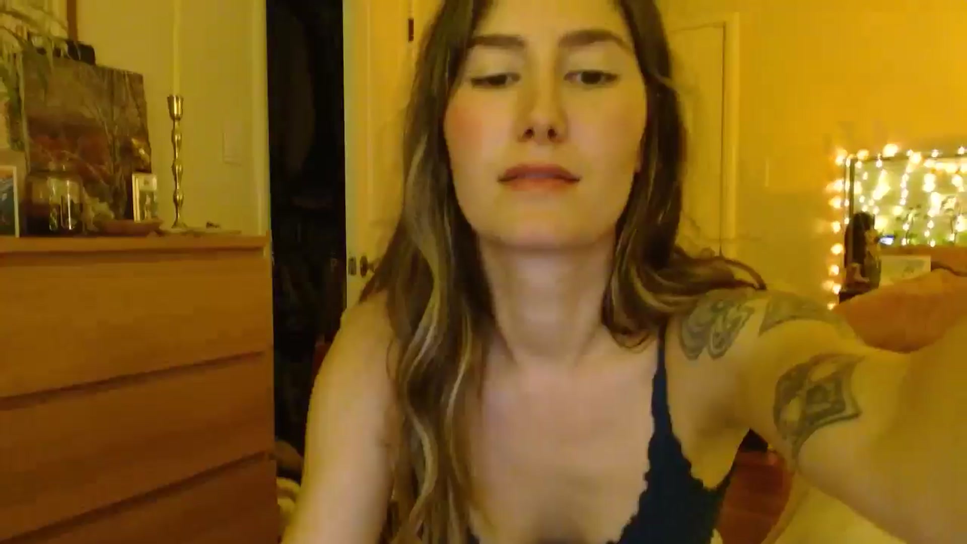 Gallery image thumbnail from honey28's myfreecams stream on, 04/17/2025, 05:03 image 17 of 20