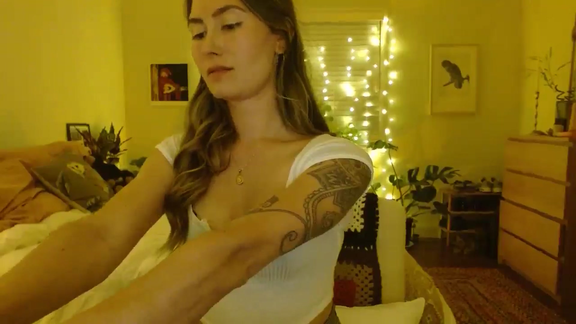 Gallery image thumbnail from honey28's myfreecams stream on, 05/15/2025, 04:37 image 7 of 20