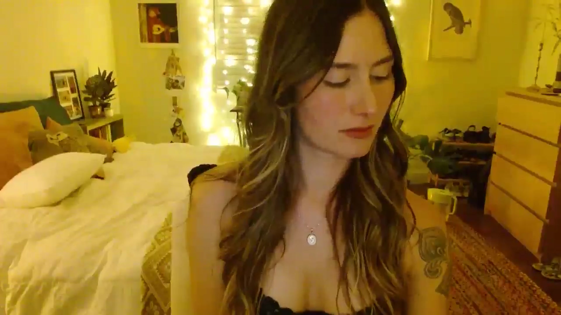 Gallery image thumbnail from honey28's myfreecams stream on, 08/05/2025, 04:10 image 11 of 20