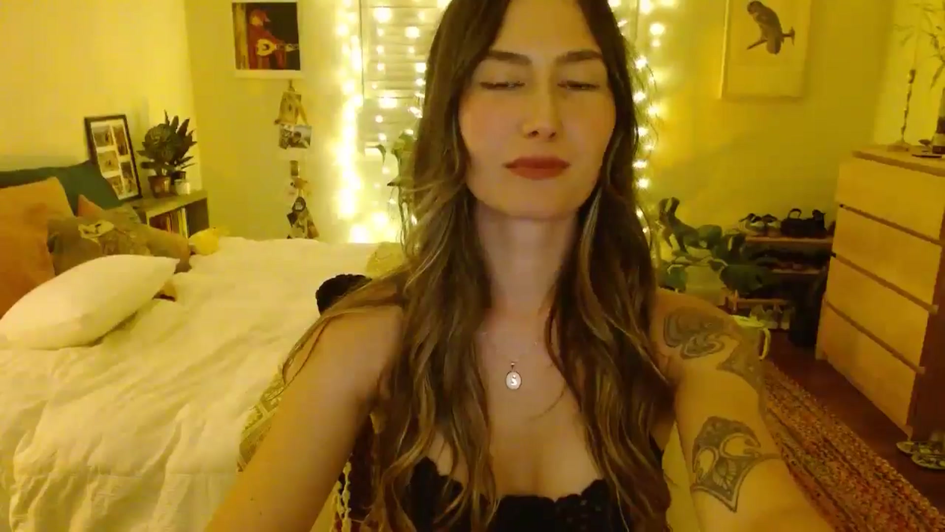 Gallery image thumbnail from honey28's myfreecams stream on, 08/05/2025, 04:10 image 10 of 20