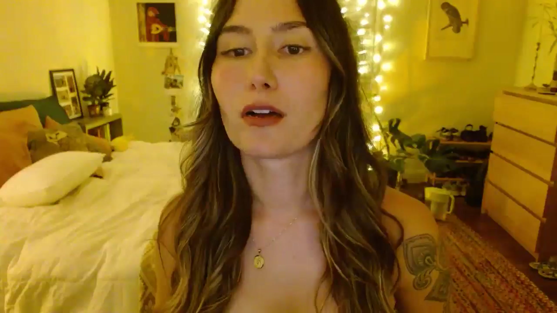 Gallery image thumbnail from honey28's myfreecams stream on, 08/05/2025, 04:10 image 5 of 20