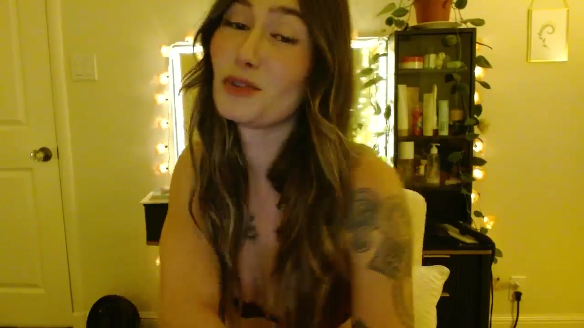Gallery image thumbnail from honey28's myfreecams stream on, 09/04/2025, 04:26 image 3 of 20