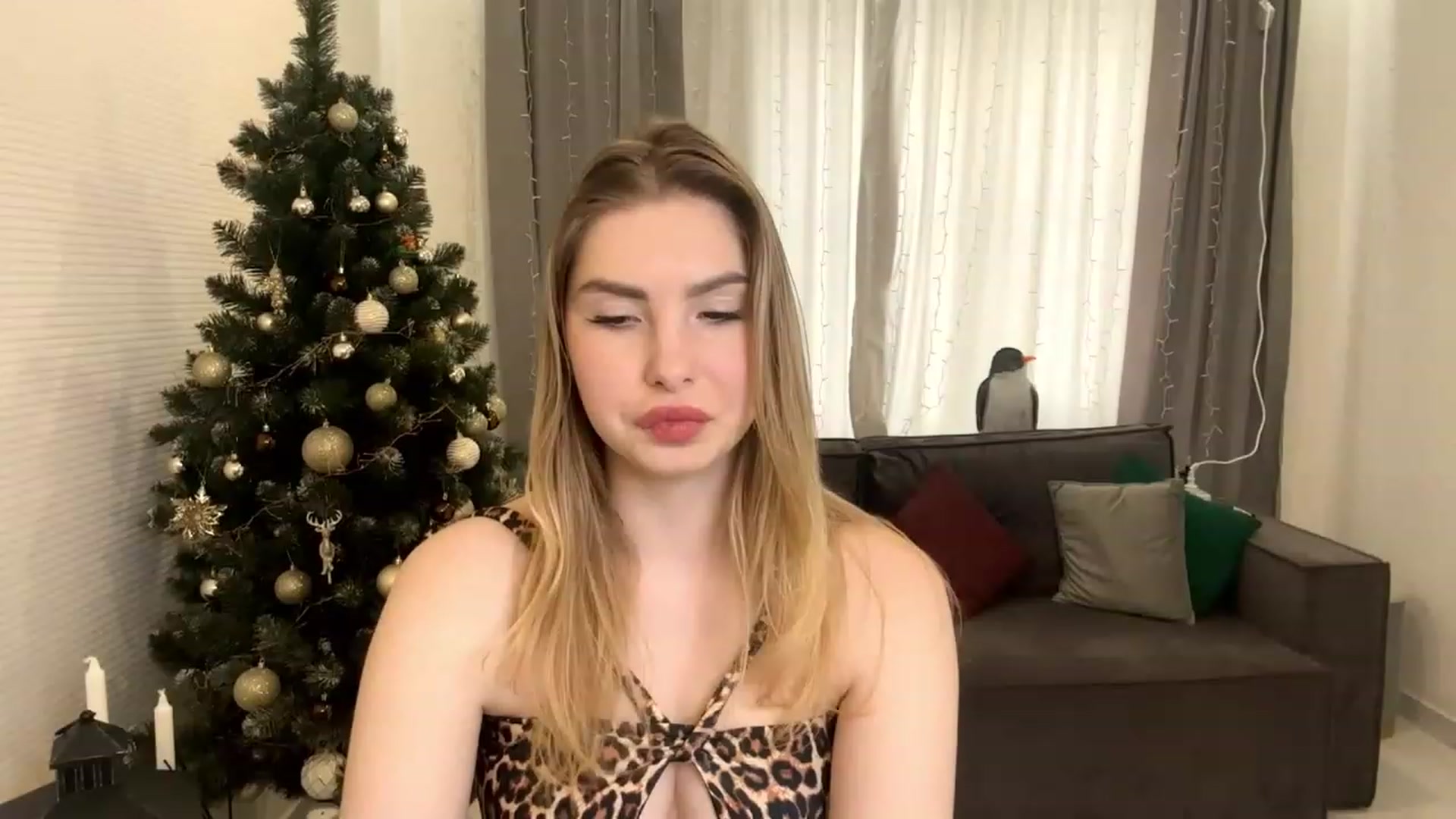 Gallery image thumbnail from honeymoons's myfreecams stream on, 12/28/2023, 11:53 image 4 of 20
