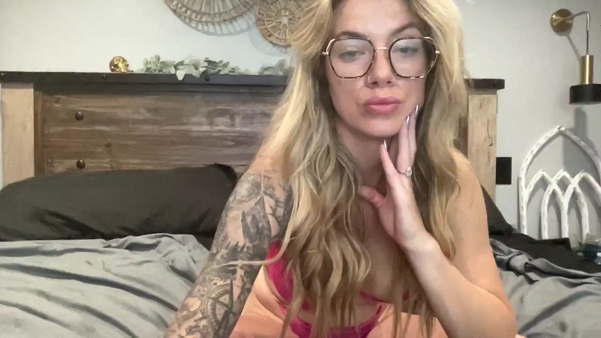Gallery image thumbnail from honeyoutlaw's myfreecams stream on, 08/26/2024, 05:47 image 20 of 20