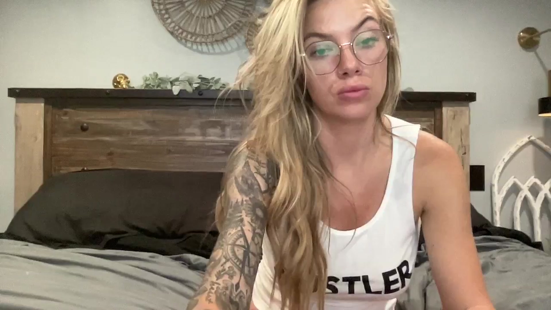 Gallery image thumbnail from honeyoutlaw's myfreecams stream on, 08/28/2024, 05:29 image 6 of 20