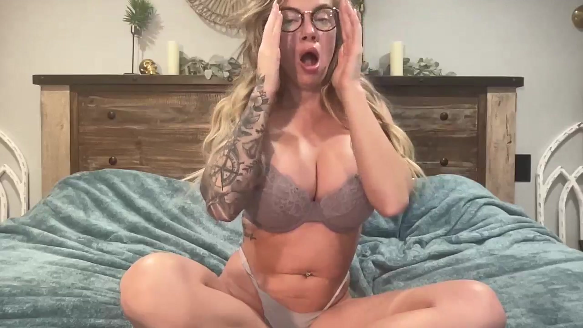 Gallery image thumbnail from honeyoutlaw's myfreecams stream on, 02/28/2025, 07:59 image 3 of 20