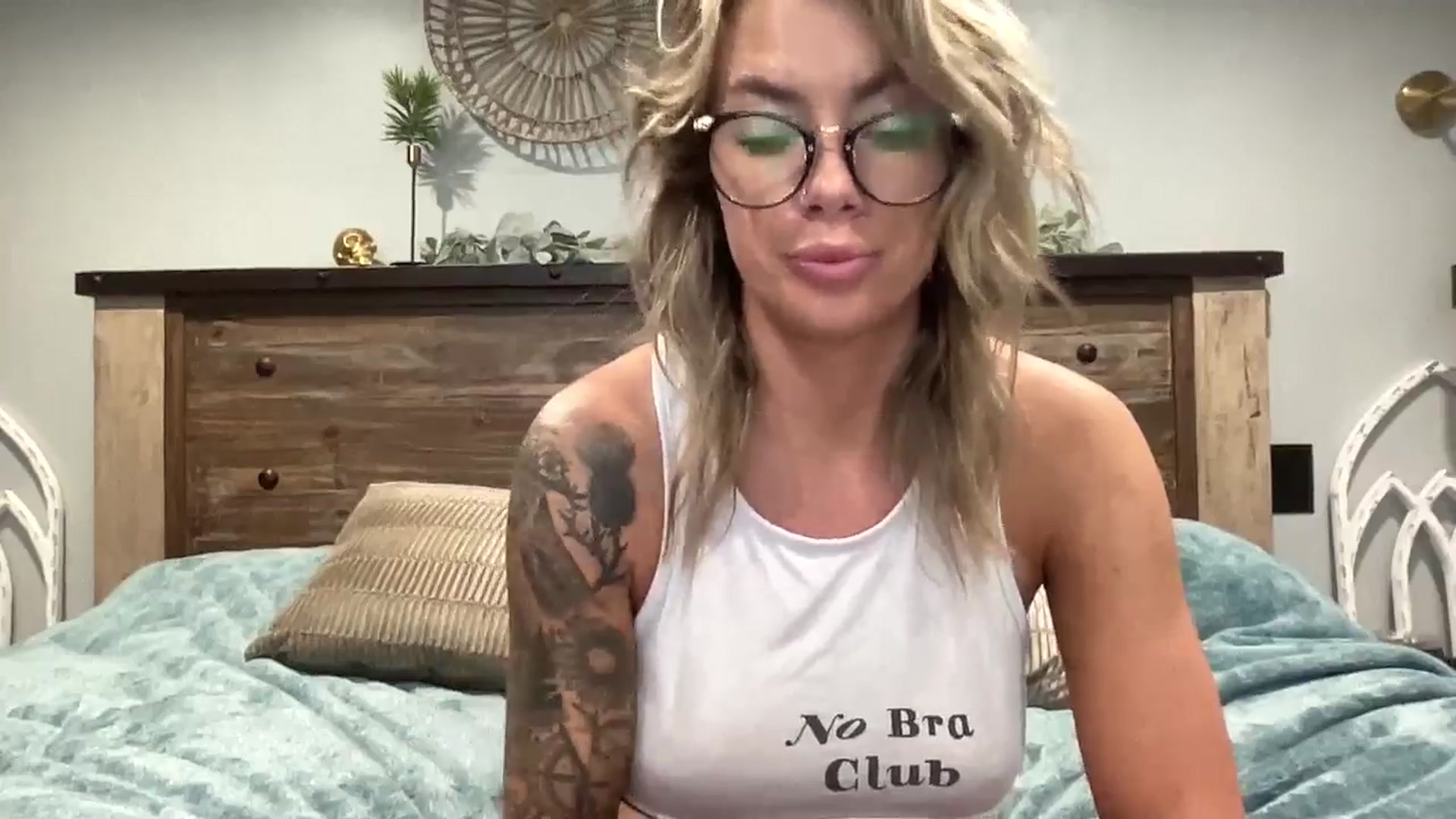 Gallery image thumbnail from honeyoutlaw's myfreecams stream on, 03/13/2025, 07:14 image 4 of 20
