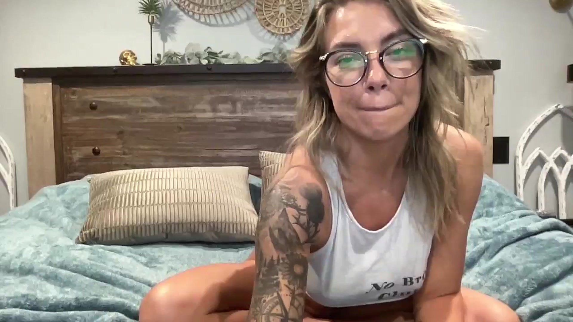 Gallery image thumbnail from honeyoutlaw's myfreecams stream on, 03/13/2025, 07:14 image 12 of 20