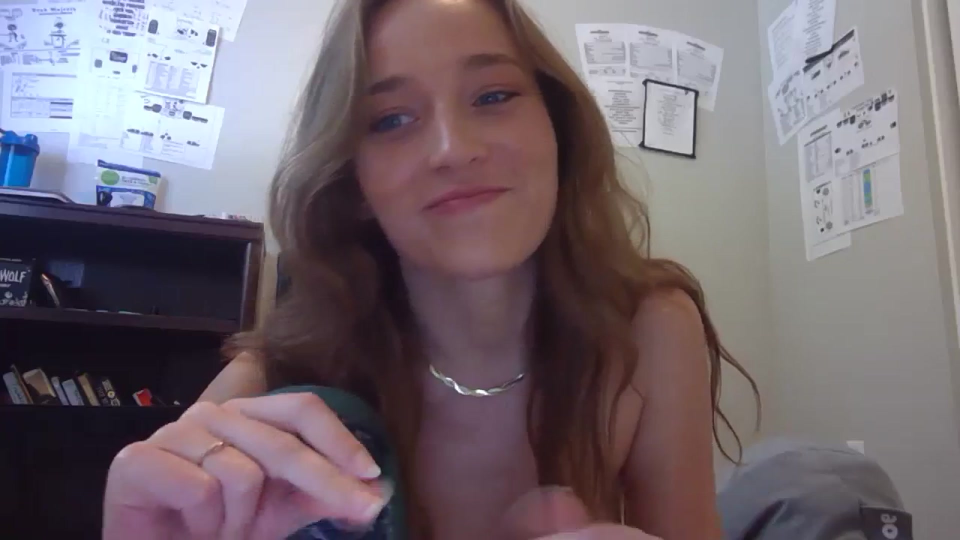 Gallery image thumbnail from hornyhippiexx's myfreecams stream on, 09/04/2023, 22:43 image 12 of 20