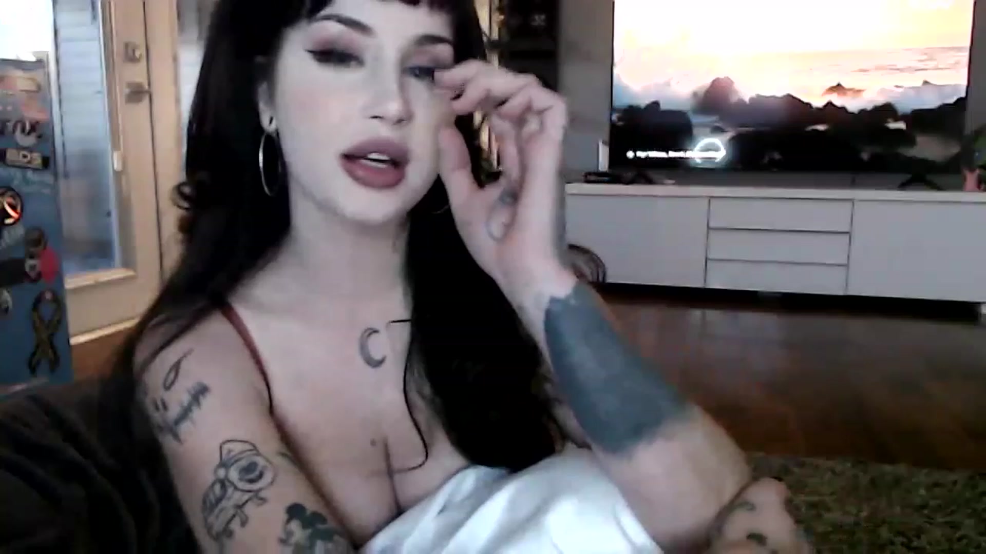 Gallery image thumbnail from hornyunicornn's myfreecams stream on, 11/29/2022, 24:18 image 1 of 20