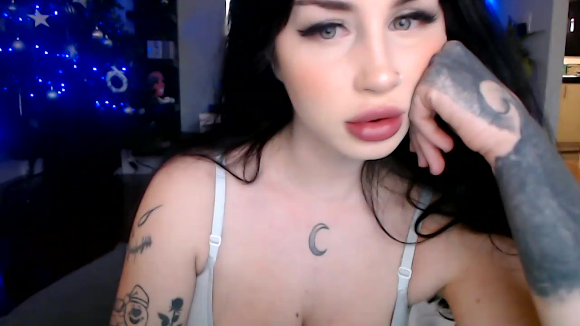 Gallery image thumbnail from hornyunicornn's myfreecams stream on, 12/30/2022, 23:15 image 16 of 20