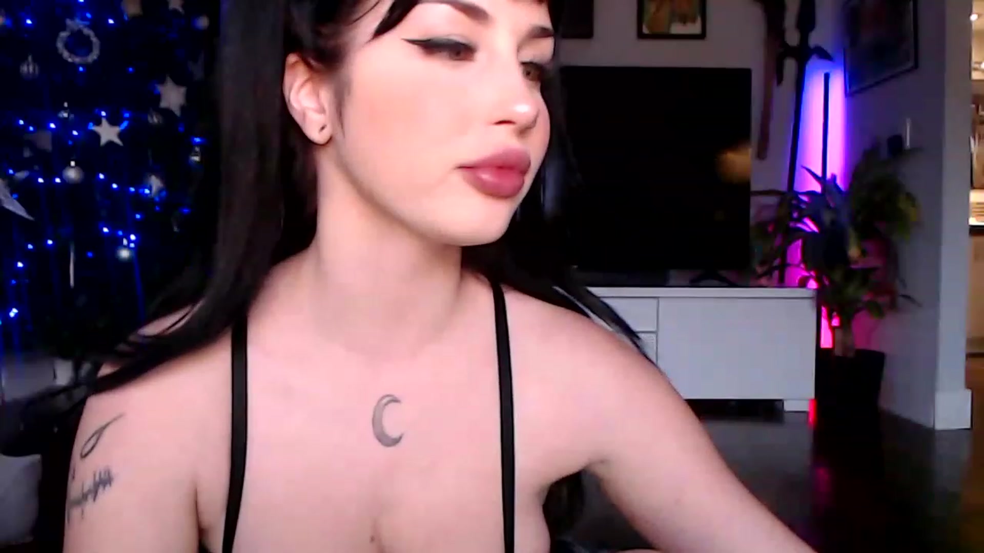 Gallery image thumbnail from hornyunicornn's myfreecams stream on, 12/31/2022, 23:40 image 2 of 20