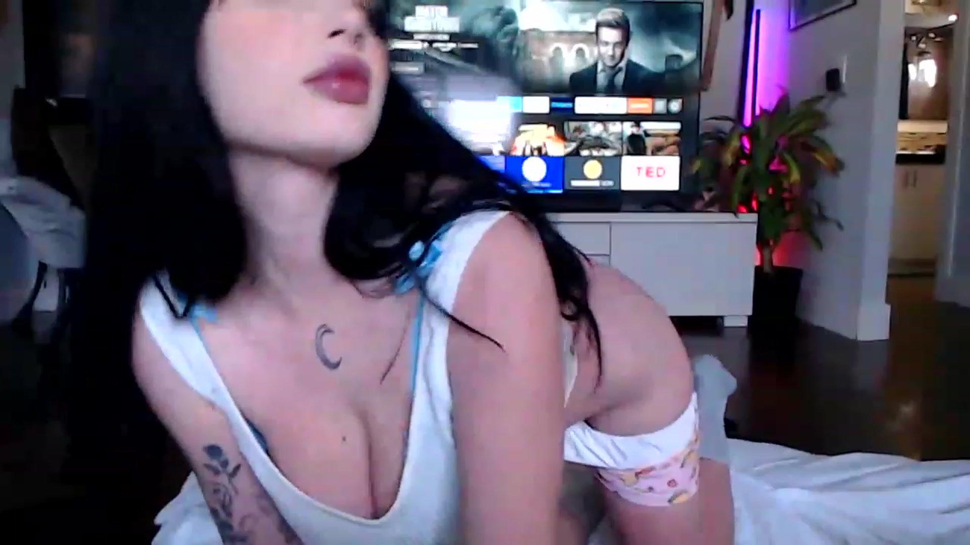 Gallery image thumbnail from hornyunicornn's myfreecams stream on, 01/20/2023, 22:40 image 1 of 20