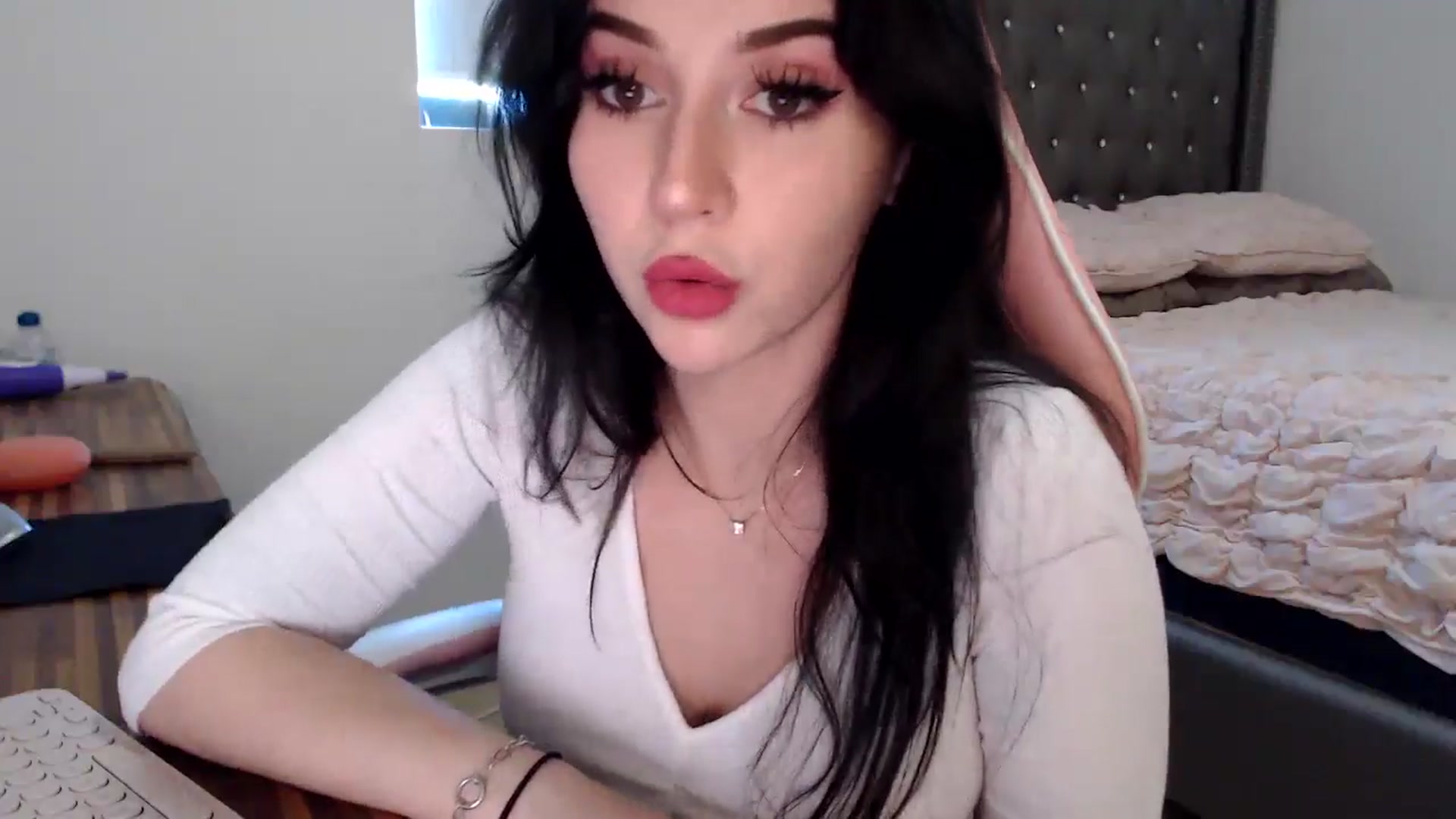 Gallery image thumbnail from hot_emo_girl's myfreecams stream on, 08/10/2024, 23:00 image 3 of 20