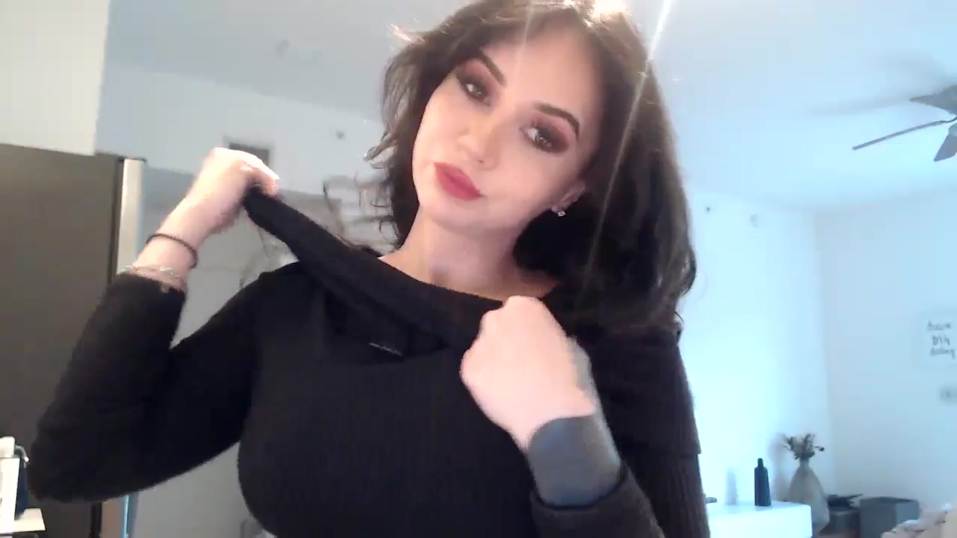 Gallery image thumbnail from hot_emo_girl's myfreecams stream on, 08/18/2024, 23:50 image 15 of 20
