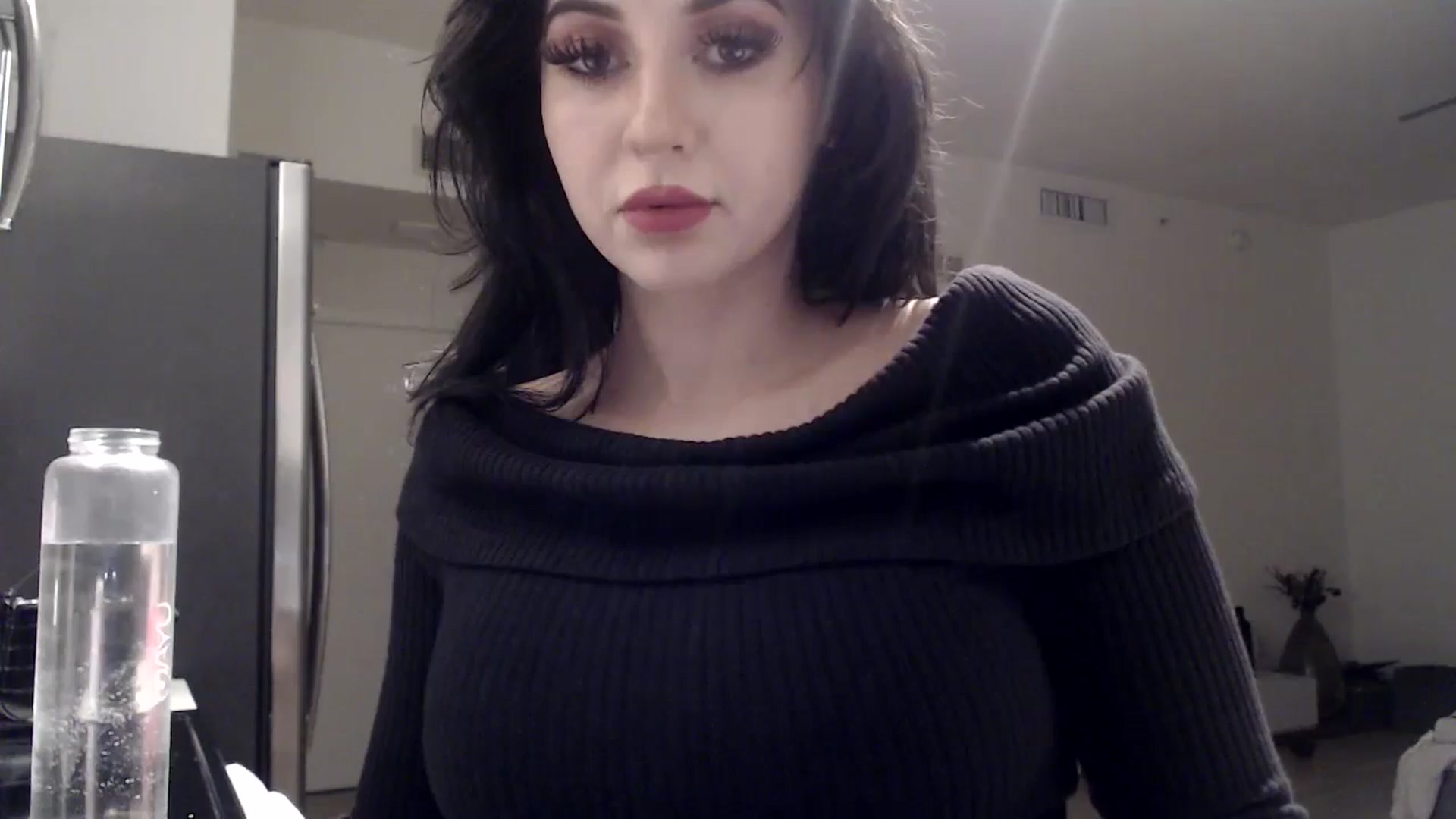 Gallery image thumbnail from hot_emo_girl's myfreecams stream on, 08/19/2024, 24:25 image 16 of 20
